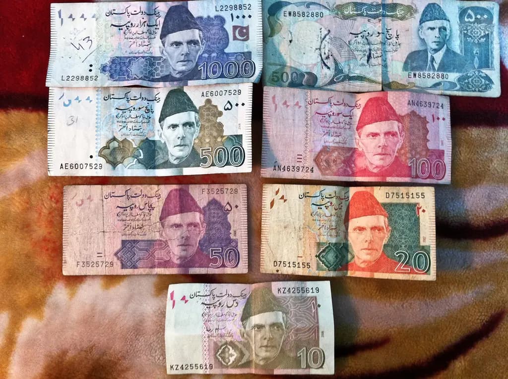 کسی قالین پر رکھے گئے پاکستانی روپے کے پرانے نوٹ: 1000، 500، 100، 50، 20 اور 10 روپے کی اقدار